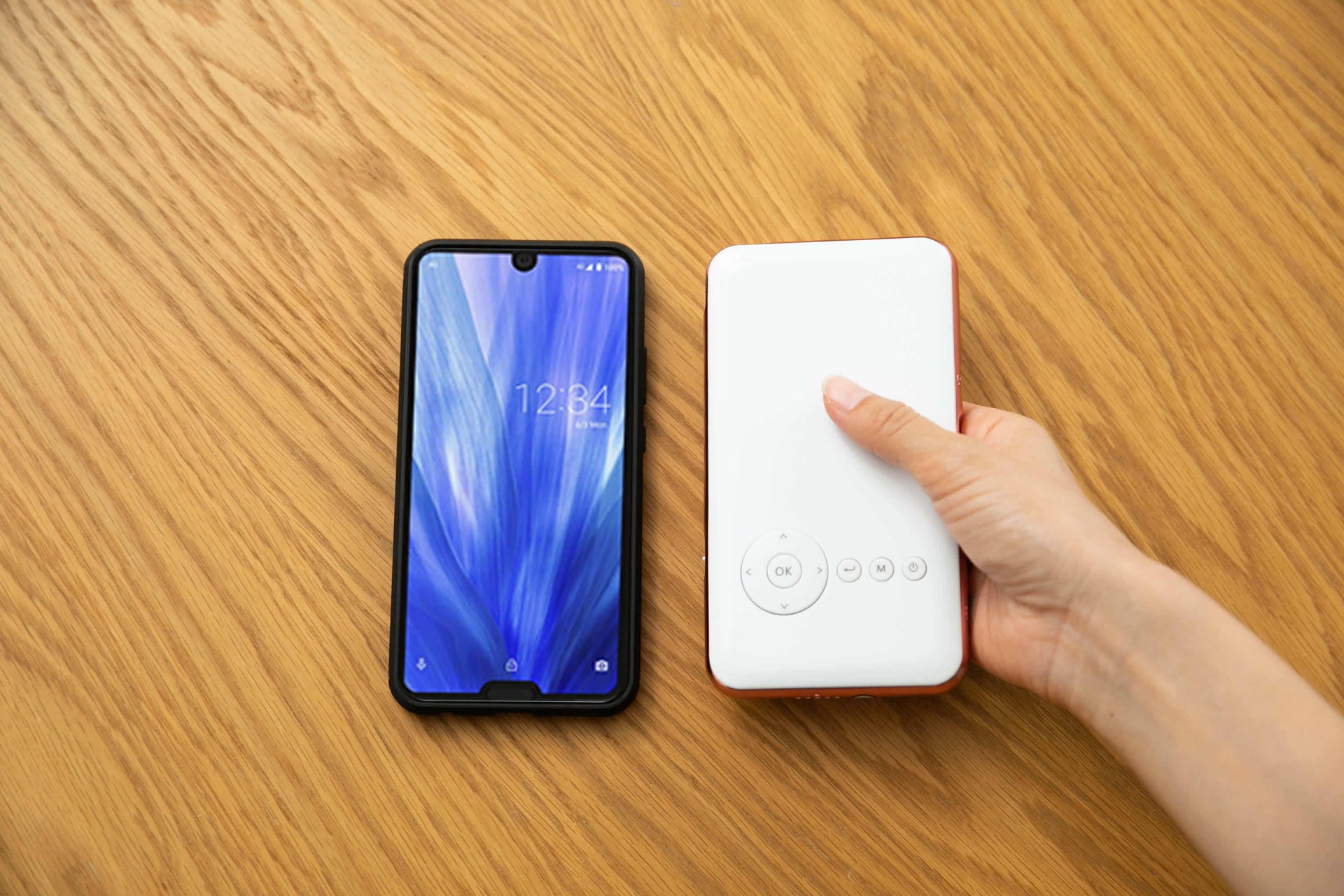 スマホ型プロジェクター「カベーニ」が anan 2024年6月5日発売号に掲載 