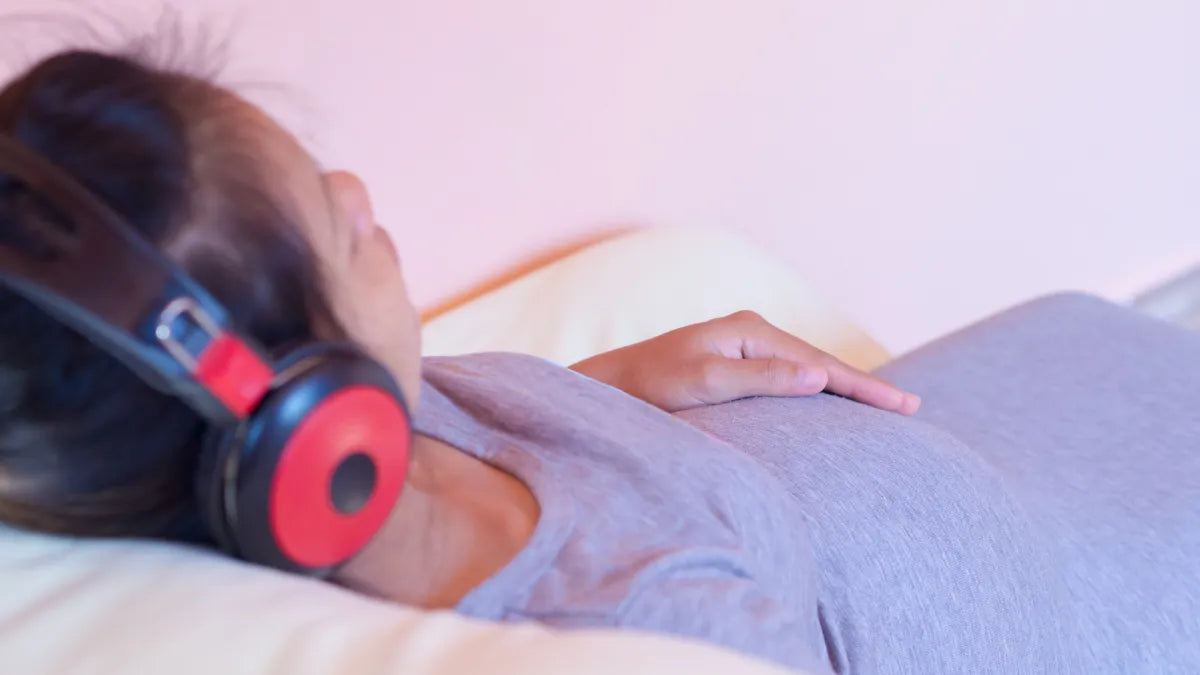 寝ながらホームシアター！天井投影を楽しめるおすすめプロジェクターを紹介